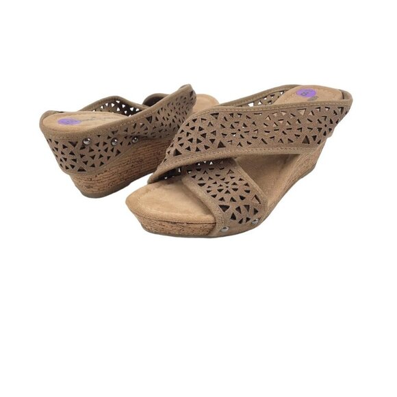 Minnetonka Beige Perforated Leather Slip On Wedges Heels Womens Size 9 Open Toe - Picture 1 of 8